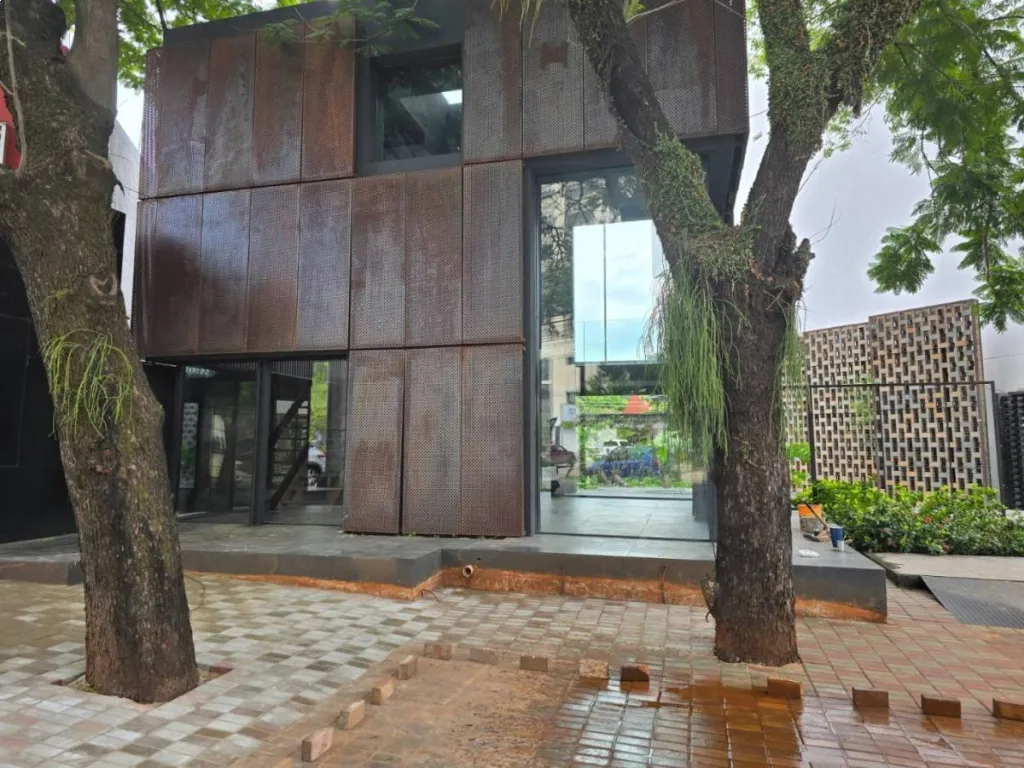 ALQUILER DE LOCAL COMERCIAL SOBRE AVIADORES DEL CHACO CASI MOLAS — foto 2
