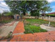 VENTA DE TERRENO CON CASA A DOMOLER EN LAMBARE