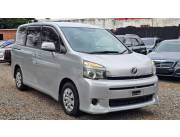 Toyota New Voxy Año 2010 Color Plata