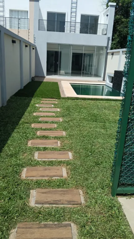 VENDO DUPLEX ZONA SHOPING PINEDO Y U.N.A. CON PISCINA....Gs.900.000.0..QUINCHO CERRADO...0 — foto 3