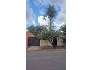 TERRENO CON CASA A REFACCIONAR EN FDO DE LA MORA, ZONA SUR