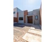 VENDO CASA A ESTRENAR C/ PISCINA EN LUQUE!!