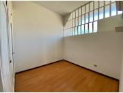 Alquilo amplia casa , ubicada en el barrio Mcal estigarribia cod 5893