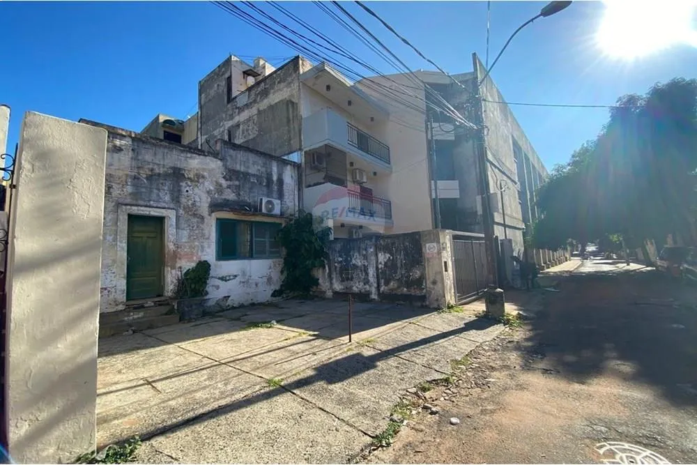 *TERRENO CON CASA A DEMOLER EN EL CENTRO DE ASUNCIÓN* — foto 2