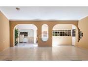 VENDO AMPLIA CASA 2 PLANTAS EN ESQUINA BO.NAZARETH AMPLIO PATIO S/CANCIO AYALA