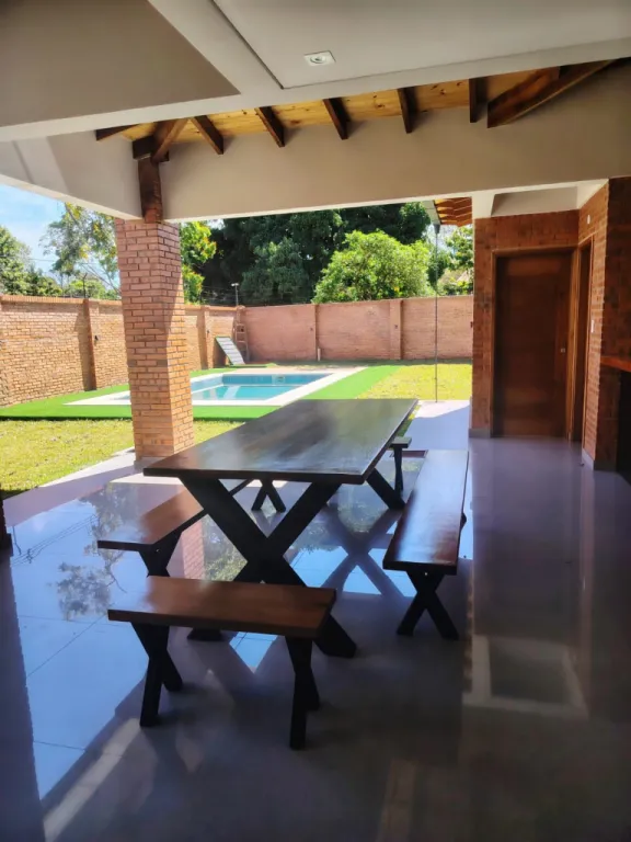 VENDO CASA EN ESQUINA CON PISCINA EN EL BARRIO SAN PEDRO: 4 habitaciones y 3 baños — foto 2