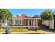 VENDO CASA DE 4 DORMITORIOS A PASOS DEL CENTRO PARAGUAYO JAPONES.