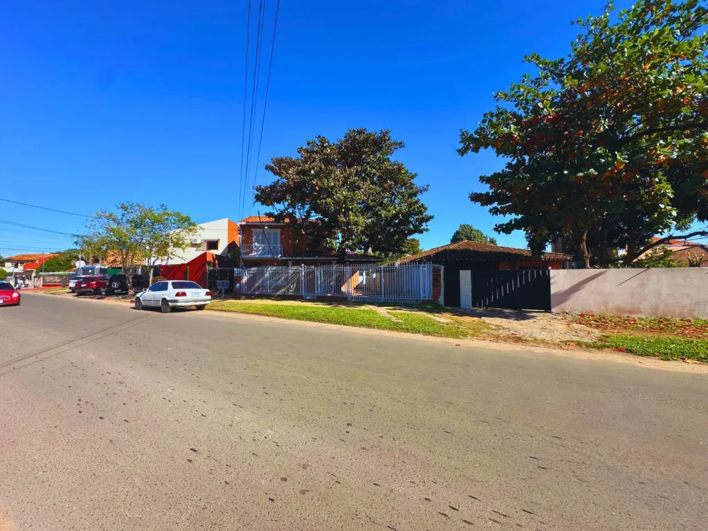 VENDO AMPLIA CASA DE DOS PISOS EN CAMPO GRANDE LUQUE, ZONA CIT — foto 2