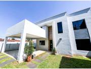 OFERTA AMPLIA CASA EN LUQUE DE 4 DORMITORIOS, AMPLIO PATIO A ZONA CONMEBOL RAKIURA