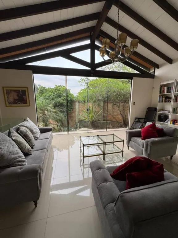 VENDO AMPLIA RESIDENCIA LUJOSA 3 DORMITORIOS EN BARRIO KENNEDY LAMBARE — foto 3
