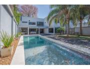 VENDO AMPLIA RESIDENCIA AMOBLADA EN LAMBARÉ Z/ CANAL 13!!