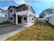 Vendo hermosa casa a estrenar en esquina con piscina