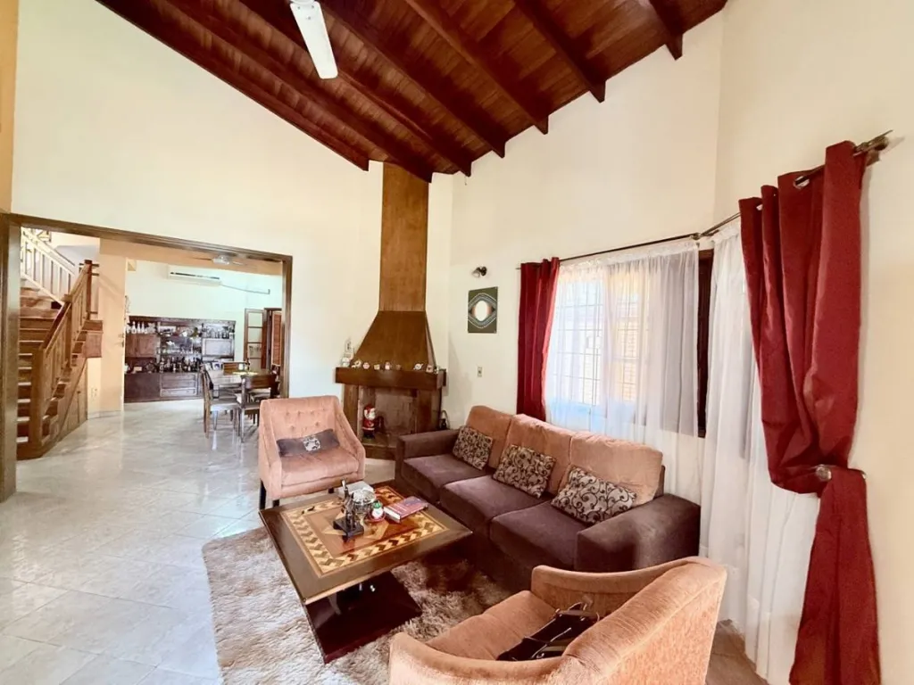 VENDO AMPLIA RESIDENCIA 4 DORMITORIOS EN FDO. DE LA MORA ZONA NORTE — foto 3