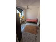 Habitacion amoblada con entrada para auto