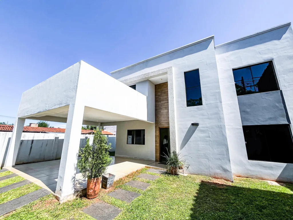 VENDO AMPLIA RESIDENCIA EN LUQUE - PRIMER BARRIO — foto 2