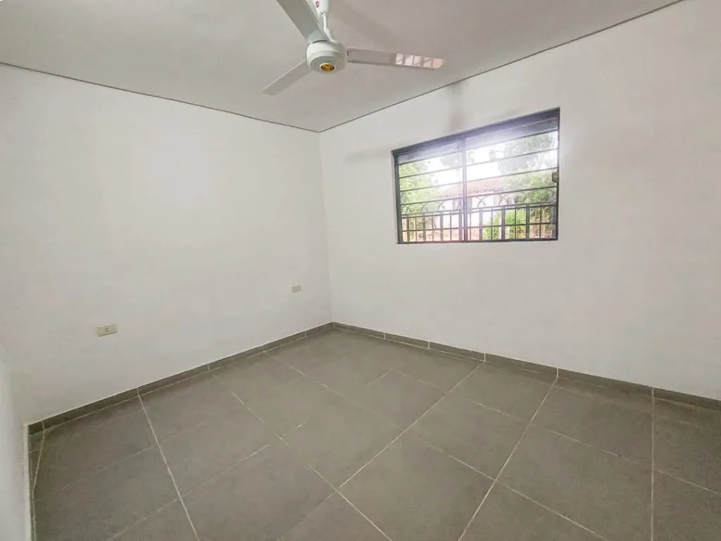 Alquilo coqueta casa en Mariano Roque Alonso Zona Fortis Mayorista — foto 3