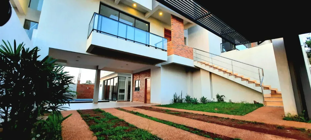 Vendo triplex en el barrio Santa María de Encarnación: 3 habitaciones y 3 baños — foto 2