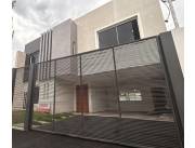 MBURUCUYÁ, PROX. SHOP. DEL SOL, A ESTRENAR: 470 M2, RESIDENCIA PREMIUM, 5 SUITES, JARDÍN.