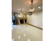 EN VENTA - RESIDENCIA DE DISEÑO EN URBANIZACIÓN ARANJUEZ, SAN VICENTE