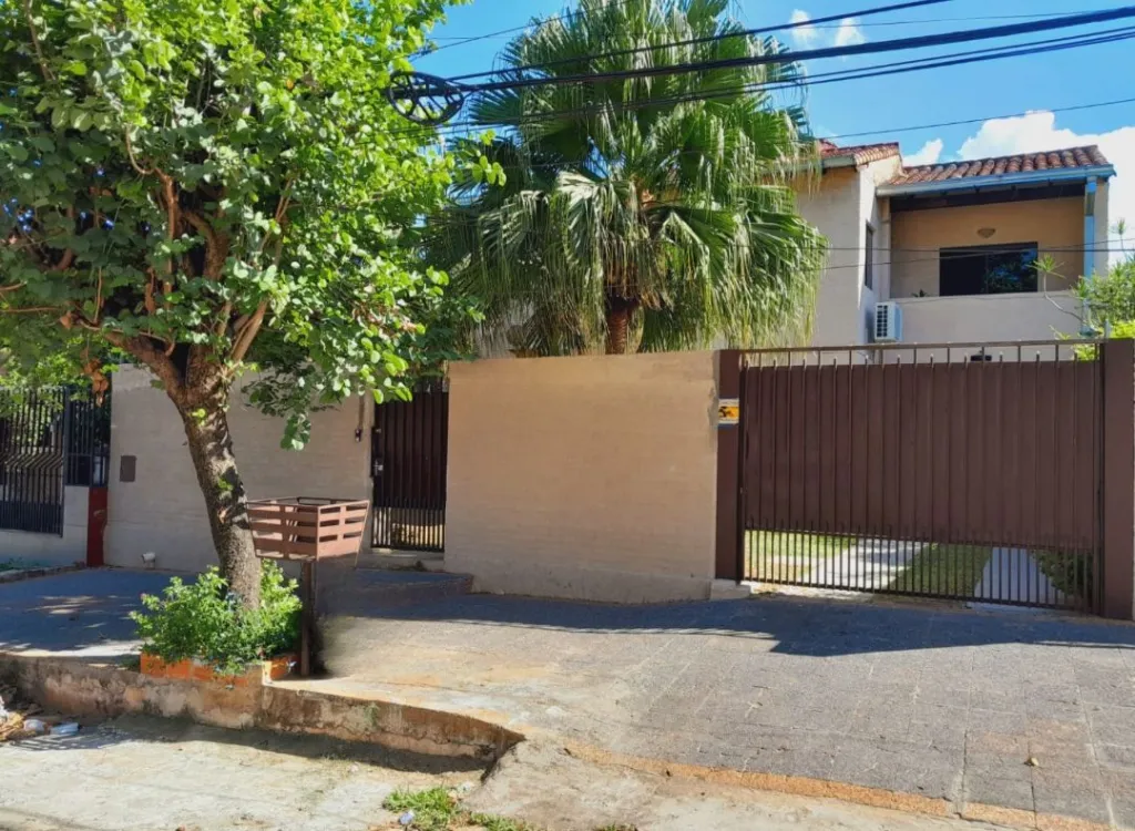 VENDO CASA EN LAMBARÉ ZONA SUPERMERCADO EL PUEBLO — foto 3