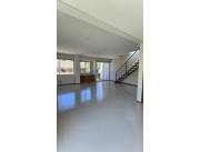 Alquilo Exclusiva Casa de 500 m2 en el Barrio Mcal. Estigarribia - LHO7531187