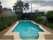 VENDO AMPLIA CASA DE UNA PLANTA CON PISCINA EN FERNANDO DE LA MORA!!!