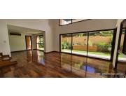 VENDO DEPARTAMENTO AMPLIO 3 DORM. C/ JARDIN PROPIO Z/ SHOPPING MCAL. LÓPEZ (CÓD. 1360)