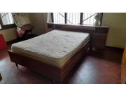 Remato por viaje: Cama matrimonial de madera maciza