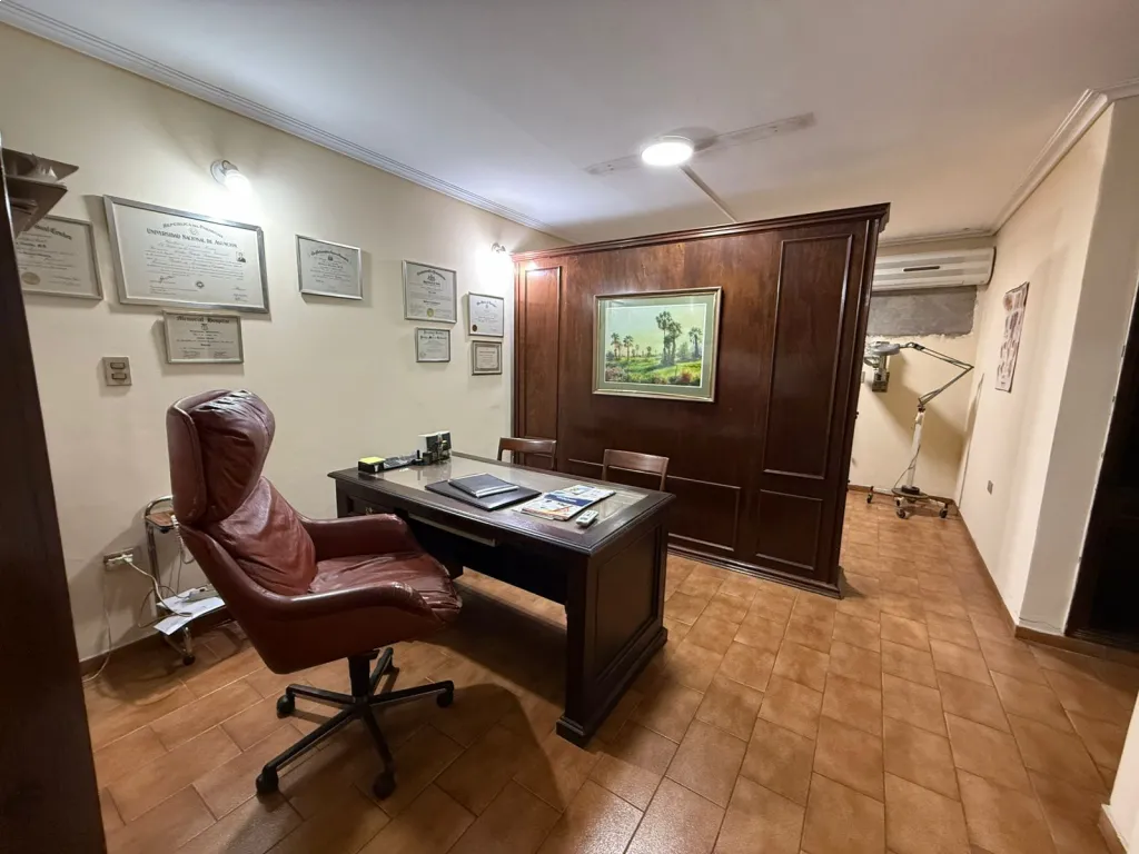 ✨EN VENTA CONSULTORIO MÉDICO SOBRE LA AV. ESPAÑA EN EL BARRIO LAS MERCEDES✨ — foto 3