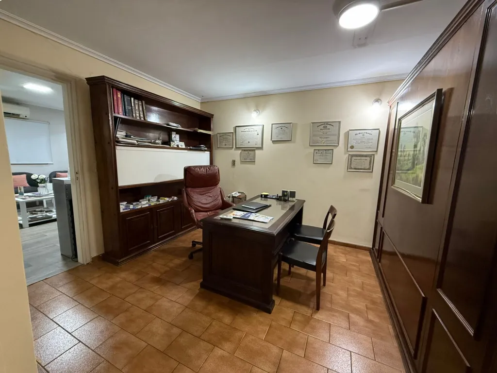 ✨EN VENTA CONSULTORIO MÉDICO SOBRE LA AV. ESPAÑA EN EL BARRIO LAS MERCEDES✨ — foto 2