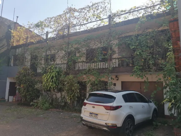 Centro Encarnación: Gran propiedad con casa, gran depósito (570m²) y locales — foto 2