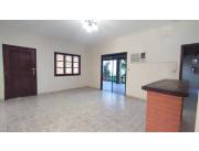 *EN ALQUILER CASA EN CUARTO BARRIO - LUQUE* 📍Benito Juarez 818 casi Comandante Benítez.