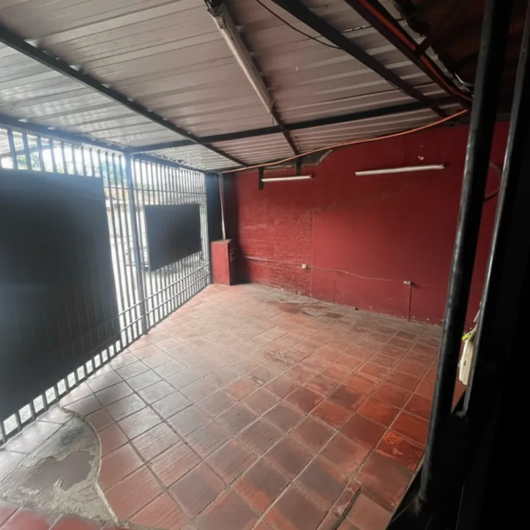 Remato Casa + Comercio en la mejor zona de Villa Elisa, 2 chalet en 1, solo Gs.550.000.000 — foto 3