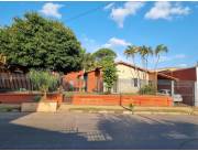 CASA CON 2 TERRENOS · BARRIO SAN VICENTE, SOBRE ASFALTO, QUINCHO Y PISCINA NUEVOS