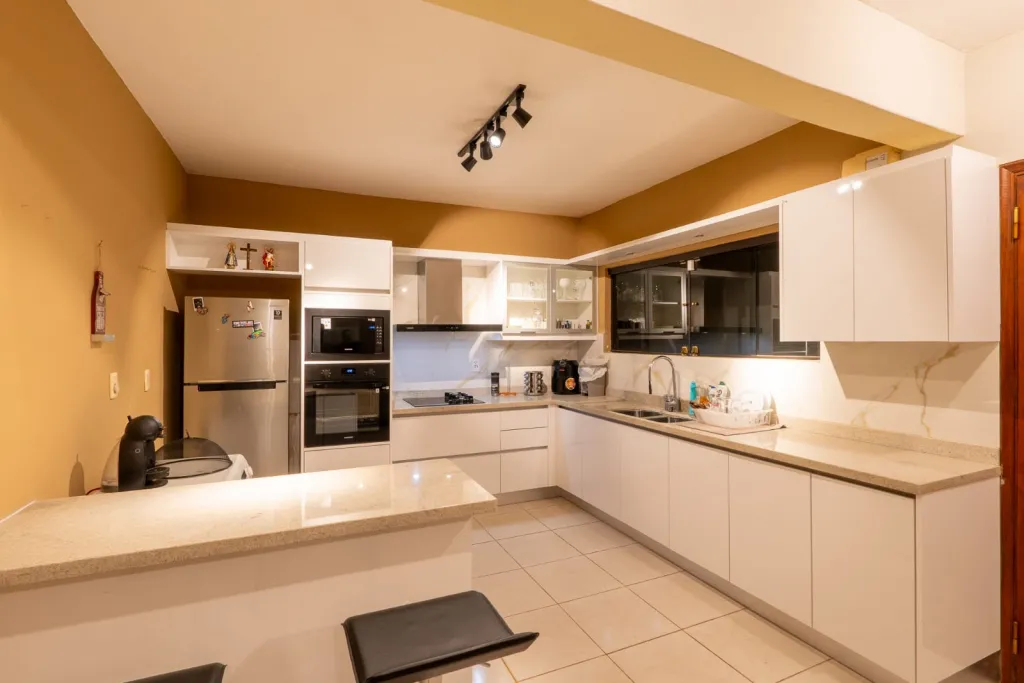 Vendo residencia en barrio exclusivo Las Golondrinas A 1000 metros de Plaza Madero — foto 2