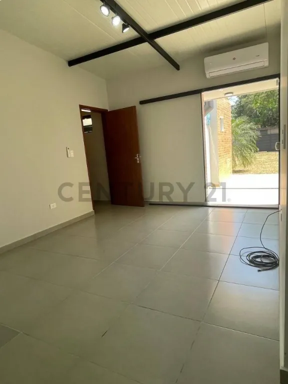 VENDO CASA EN LOMA MERLO LUQUE - ATRÁS DE RAKIURA — foto 3