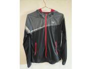 Campera deportiva 361° – Negra con detalles rojos