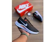 ▪️Calzado Nike zoom deportivo clásico para caballero, disponible en colores combinados gri