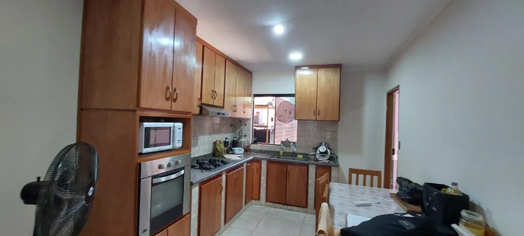 Vendo casa en el barrio San Pedro de Encarnación: 4 habitaciones y 3 baños — foto 2