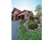 Vendo Casa de 4 dormitorios en Barrio Felicidad de Lambare con piscina Y TOTALMENTE AMOBLA