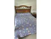 Cama de madera (140x190) + Colchón + Mesa de luz + Edredón de regalo