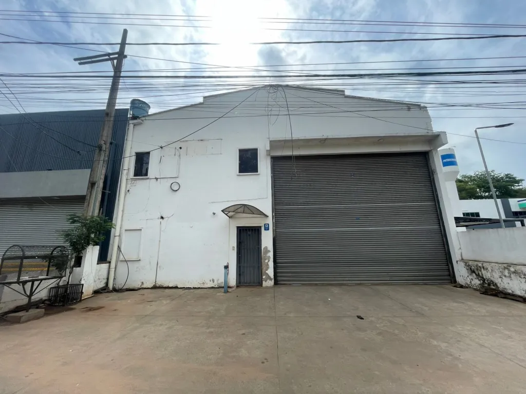 LUQUE, PROX. CENTRO: 434M2 + OFICINAS, UBICACIÓN Y CONEXIONES EN PUERTA, 8.000.000 GS. — foto 2