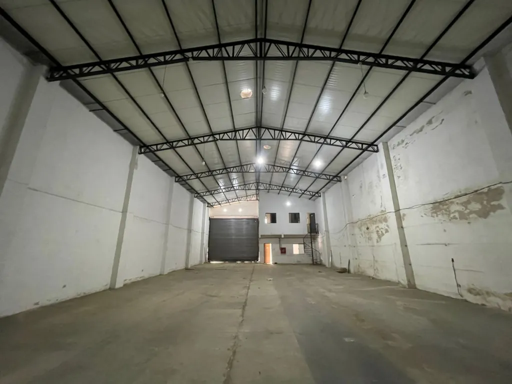 LUQUE, PROX. CENTRO: 434M2 + OFICINAS, UBICACIÓN Y CONEXIONES EN PUERTA, 8.000.000 GS. — foto 3