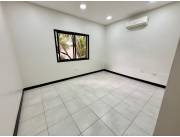 En Alquiler Amplia Casa Moderna con 3 habitaciones y área de servicio, ideal para vivienda