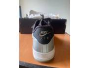 Nike Air Force 1 '07 SE Metallic Silver – Talla 7 US (EUR 38)