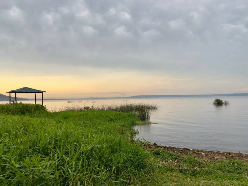 EN VENTA TERRENO SOBRE EL LAGO — foto 2