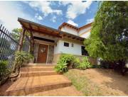 VENDO AMPLIA CASA 3 DORMITORIOS EN BARRIO RECOLETA ASUNCIÓN