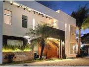 ALQUILER DE CASA AMOBLADA DE 3 PISOS CON PISCINA EN TERRAZA 🏡