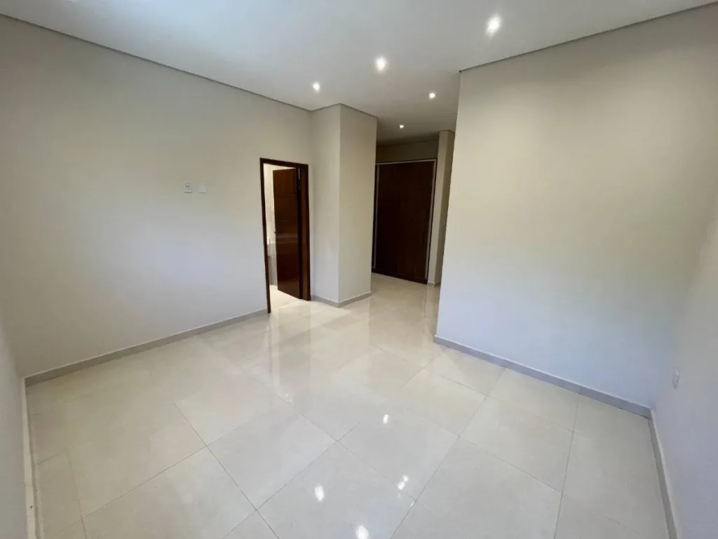 VENDO AMPLIO DUPLEX 3 DORMITORIOS EN SAN LORENZO ZONA PINEDO SHOPPING — foto 3