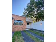 Hermosa casa pareada en barrio Loma Merlo - Luque Próximo a Rakiura